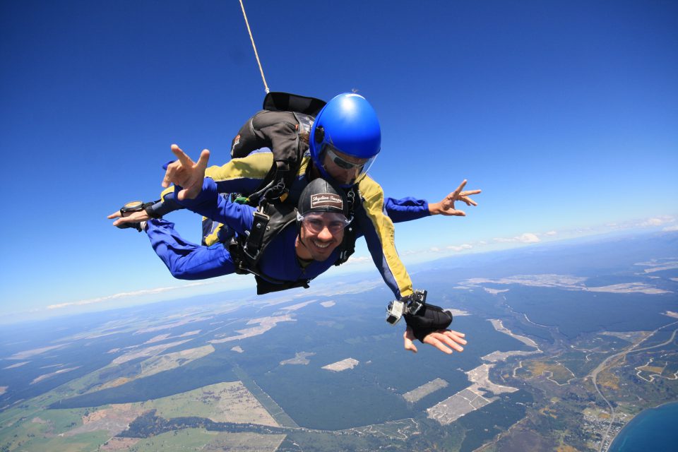 Alexander Alexander Beim Fallschirmspringen In Neuseeland_Skydive Taupo