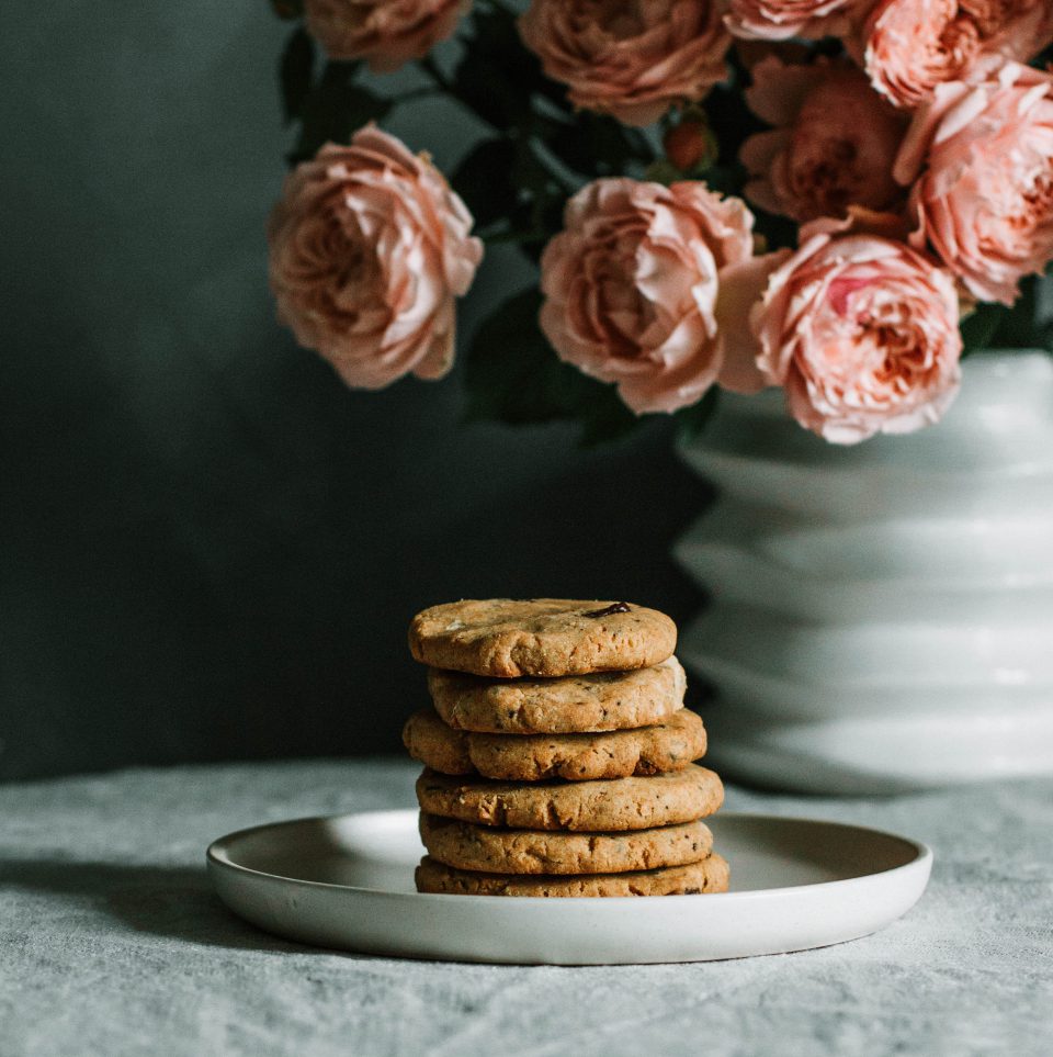 Oktober Schokocookies Tischtuch Rosarote Rosen_pexels Marta Dzedyshko 