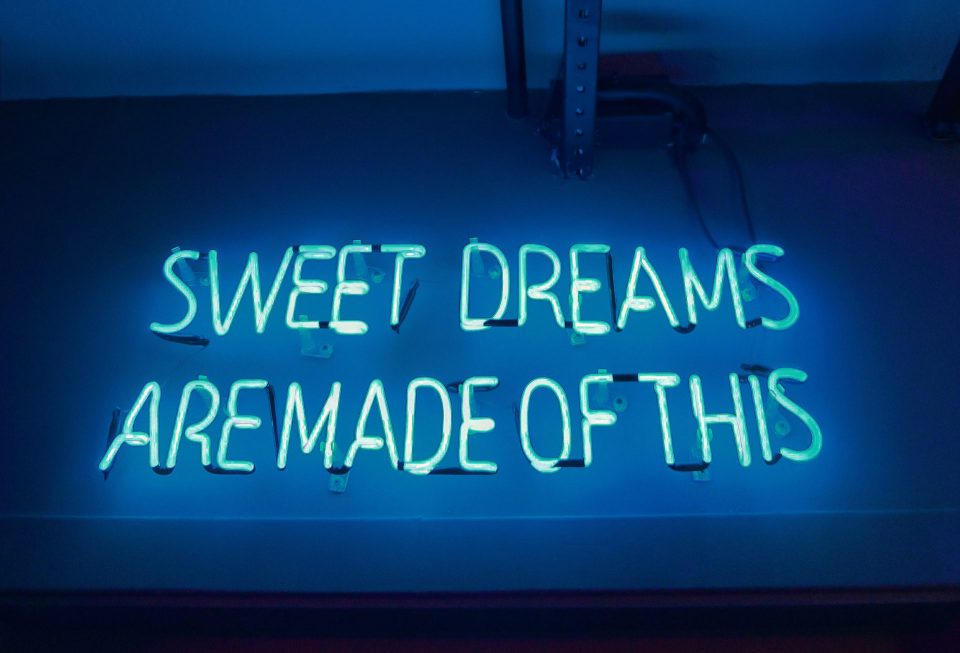 Kopftimismus Neon Schild In Blau Sweet Dreams Pexels NatA Romualdo 