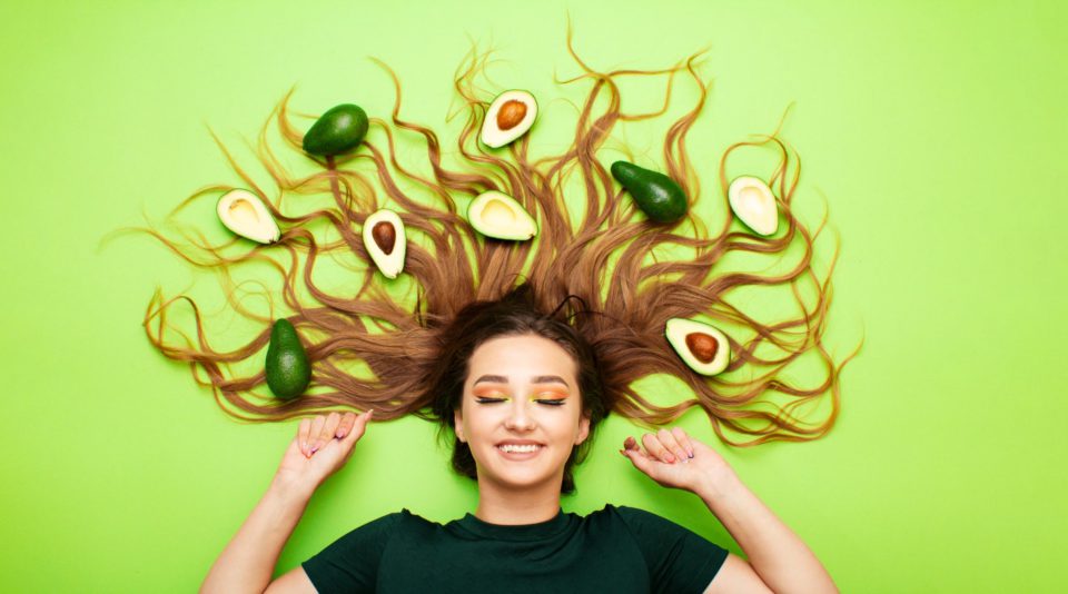 Igevia Selbsttest Frau Lachen Makeup Avocado Gruen T Shirt Froehlich Shutterstock_ Fantom_rd