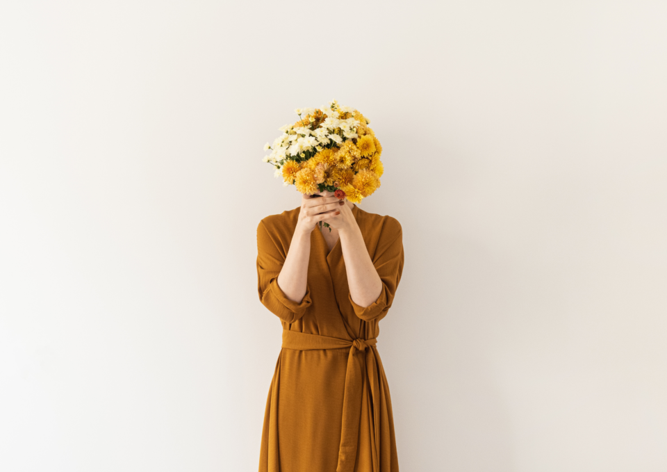 Frau Versteckt Gesicht Mit Blumenstrauss
