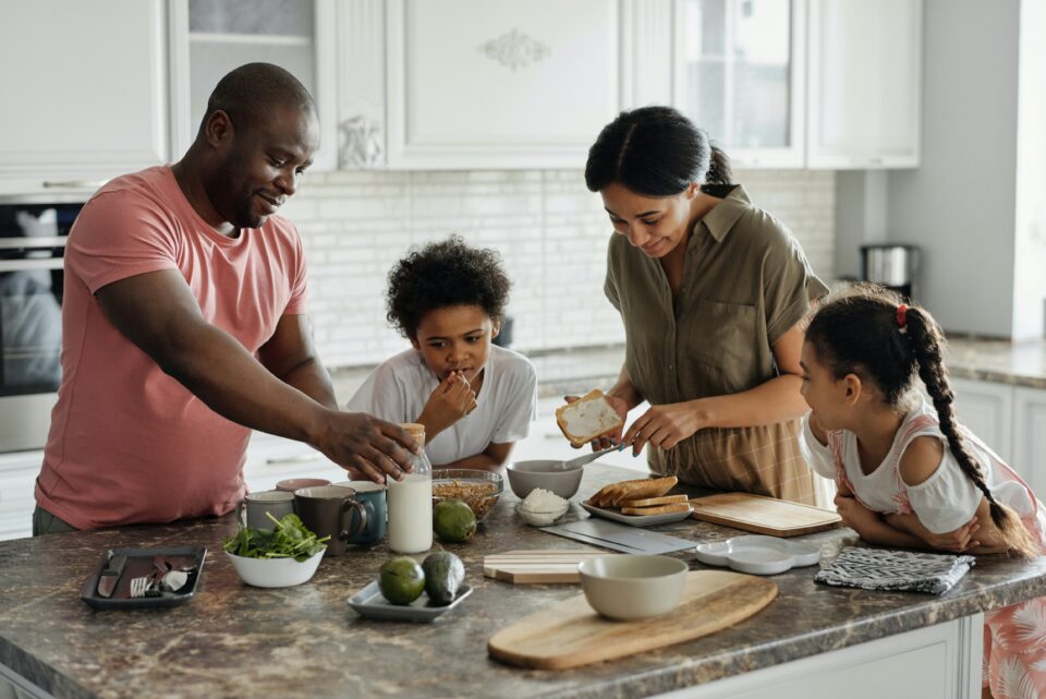 Familie, die gemeinsam kocht