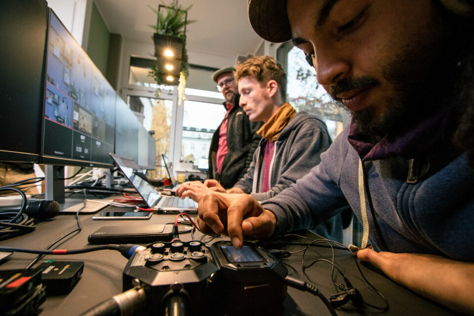 Raphi, Alex und Fuchsi bei der technischen Arbeit.