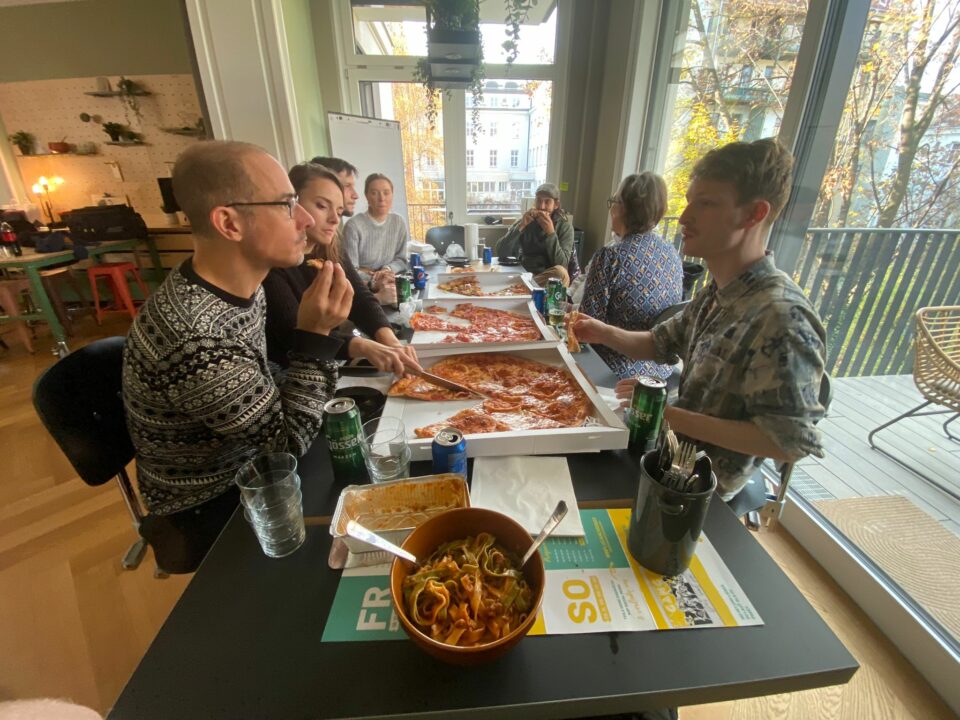 Das gesamte Team beim Pizzaessen.