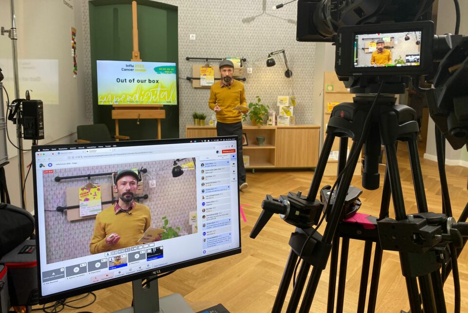 Sedat im Studio vor Kamera und Bildschirm