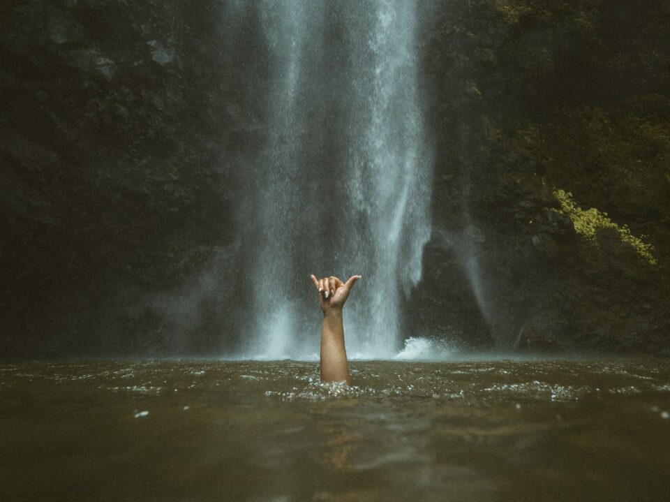 Hand, die aus dem Wasser ragt und die 