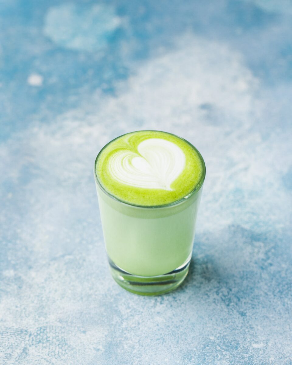 Matcha-Latte mit blauem Hintergrund