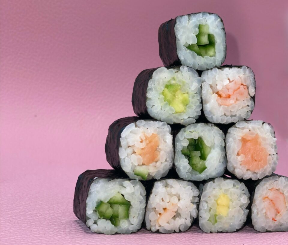 Sushi Pyramide mit pinkem Hintergrund