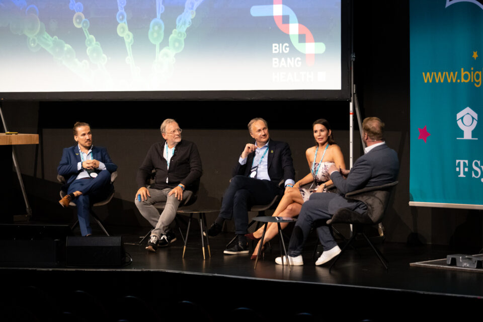 Carsten bei einer Podiumsdiskussion mit drei anderen Expert:innen und einem Moderator