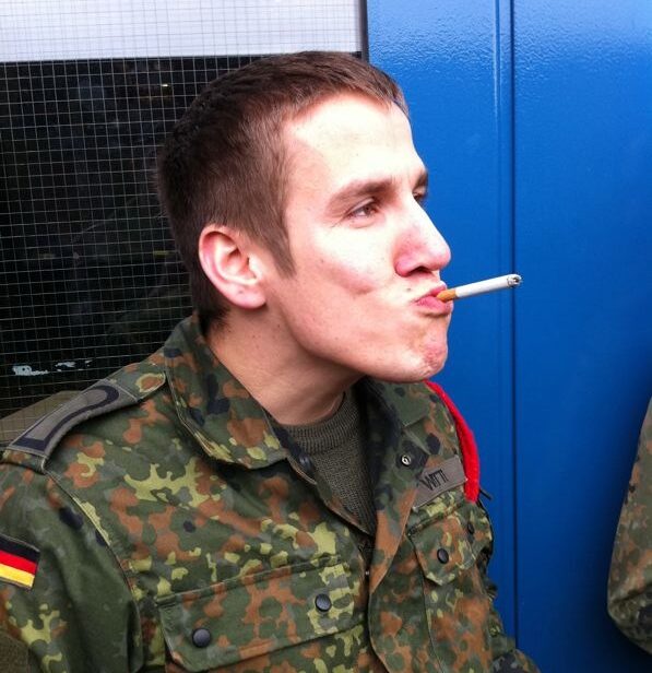 Stabsunteroffizier Carsten Witte im Camouflage und mit Zigarette im Mund