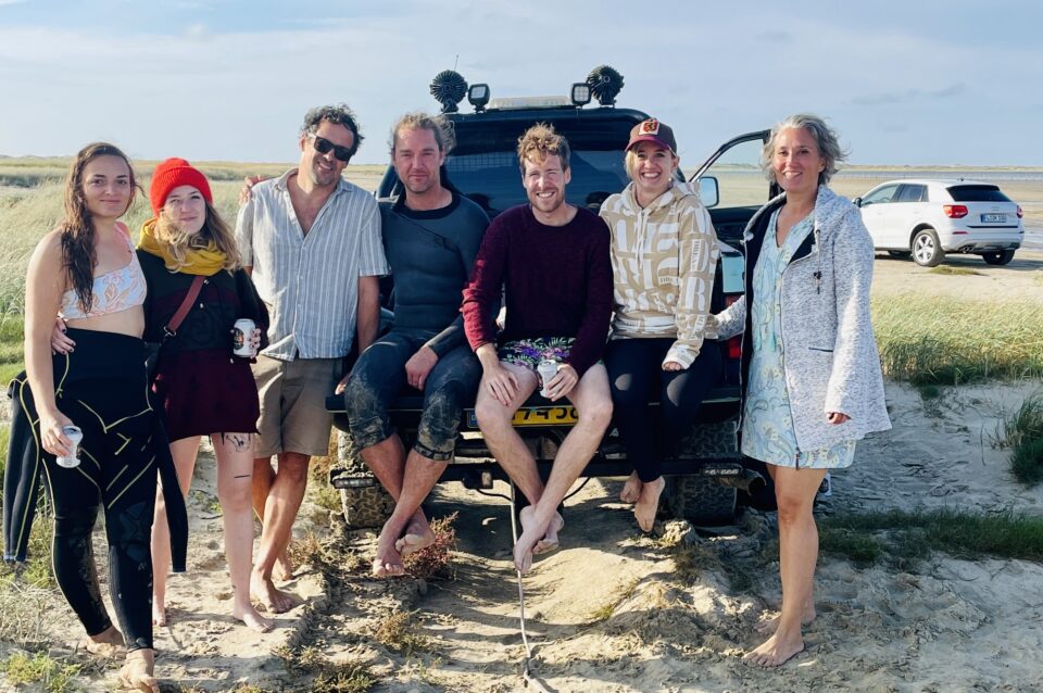 Die Kurvenkratzer-Gang vollzählig am Strand