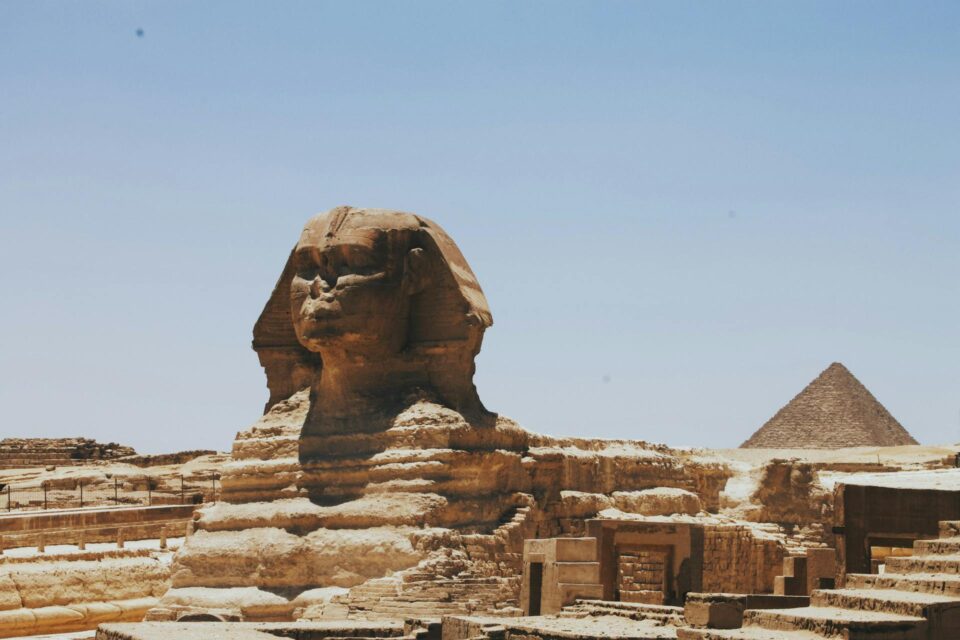 Sphinx von Gizeh und Pyramiden im Hintergrund