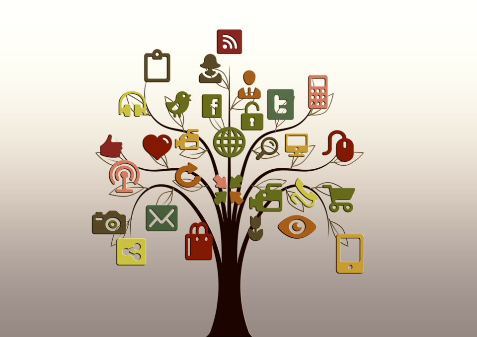 Ein Baum, auf dessen Ästen digitale Icons sitzen