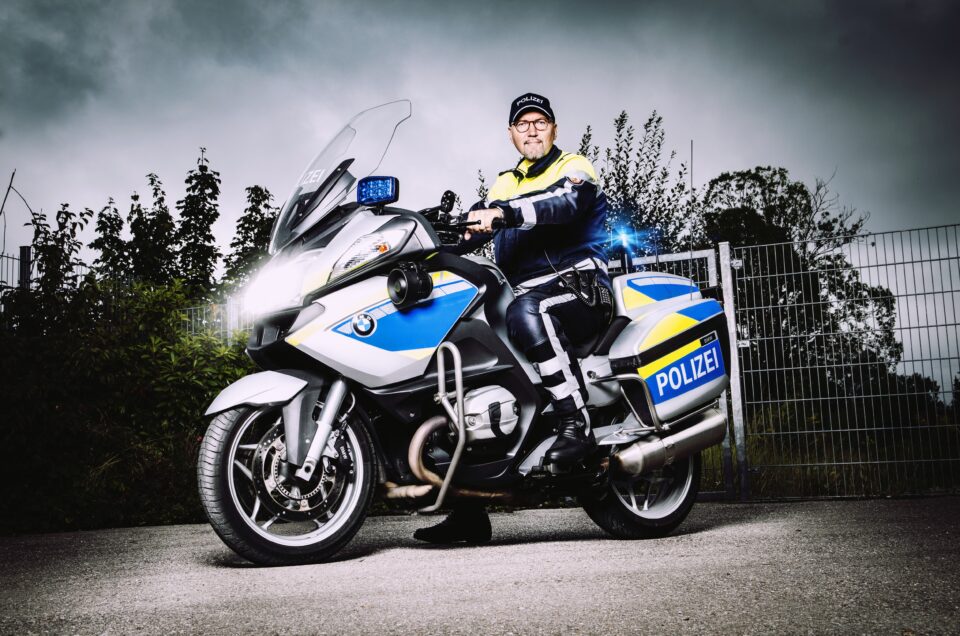 Don auf dem Polizeimotorrad