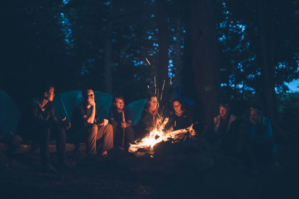 Menschen am Lagerfeuer Nachts