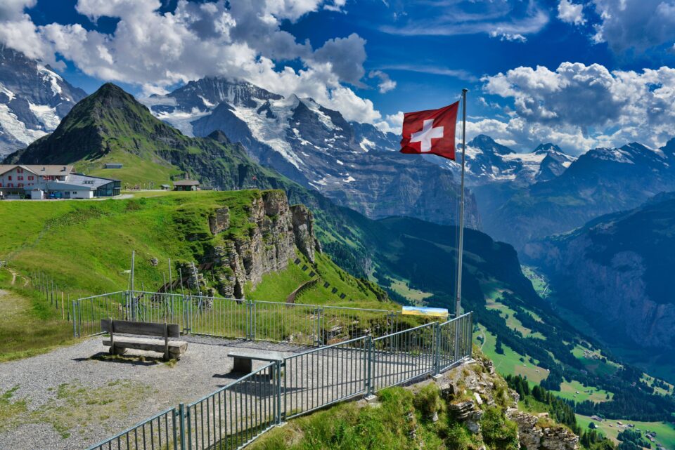 Berge grün mit Schnee schweizer Flagge