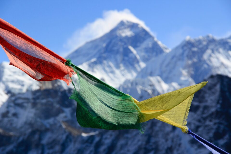 Tibetfahnen vor Berg mit Schnee