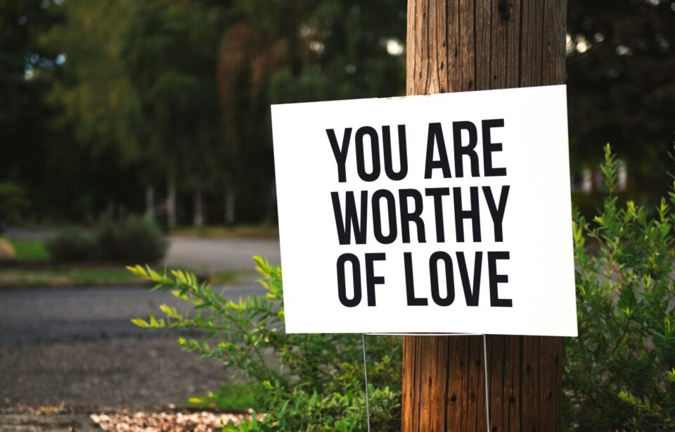 Schild mit Botschaft You are worthy of love