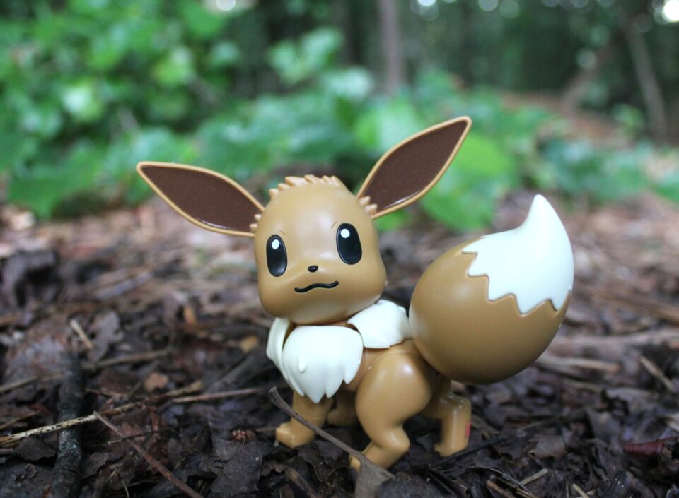 Pokemon Figur Evoli im Wald