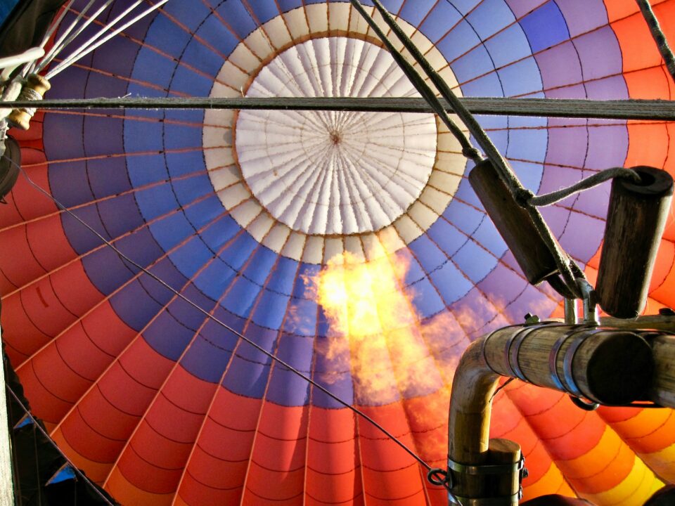 Heißluftballon von unten mit Flamme