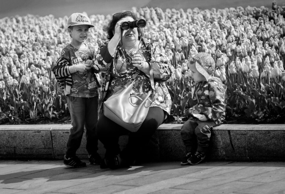 sw Foto Frau mit Fernglas mit 2 Kindern