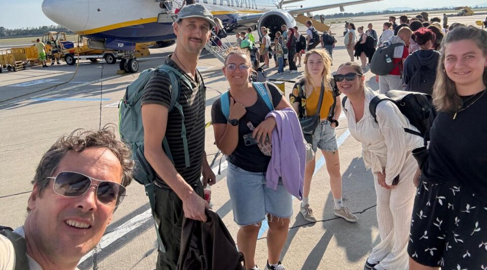 Gruppenselfie vor Flugzeug