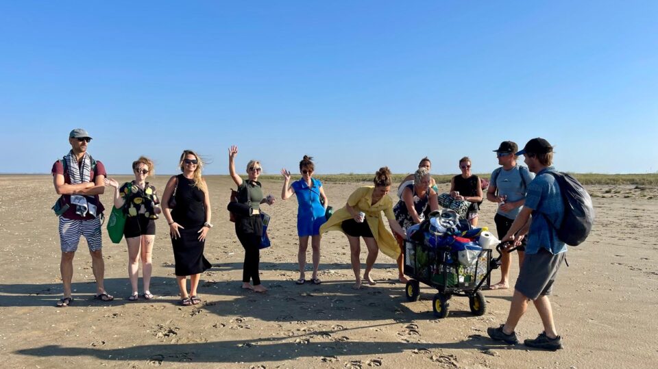 Gruppe wandert am Strand