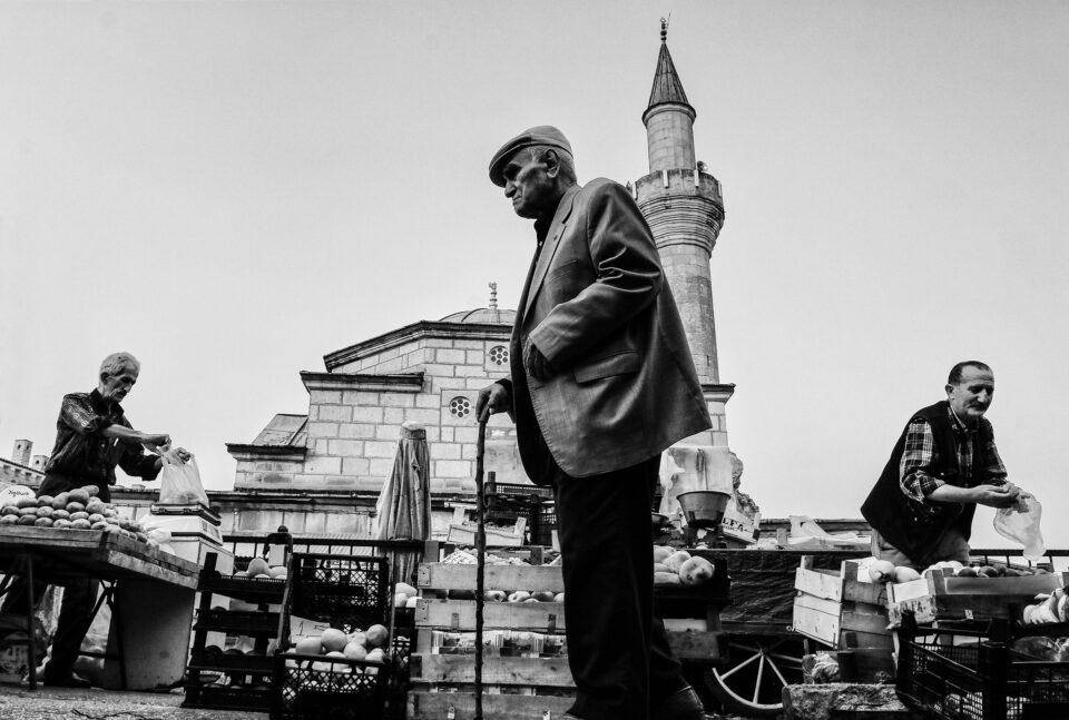 alte Männer auf Markt sw