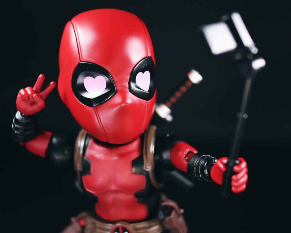 Deadpoolm Figur macht Selfie