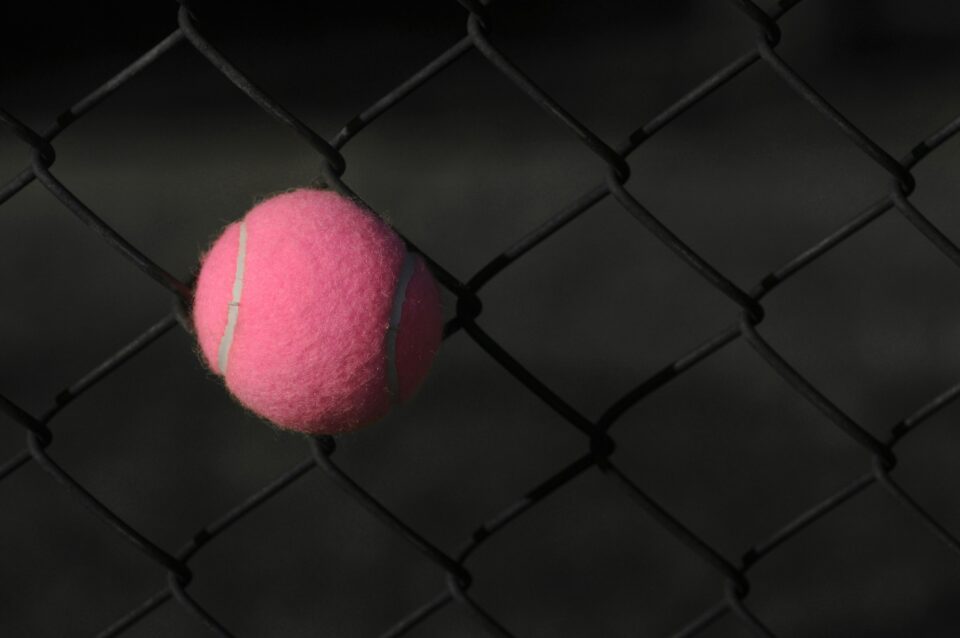 Ein pinker Tennisball