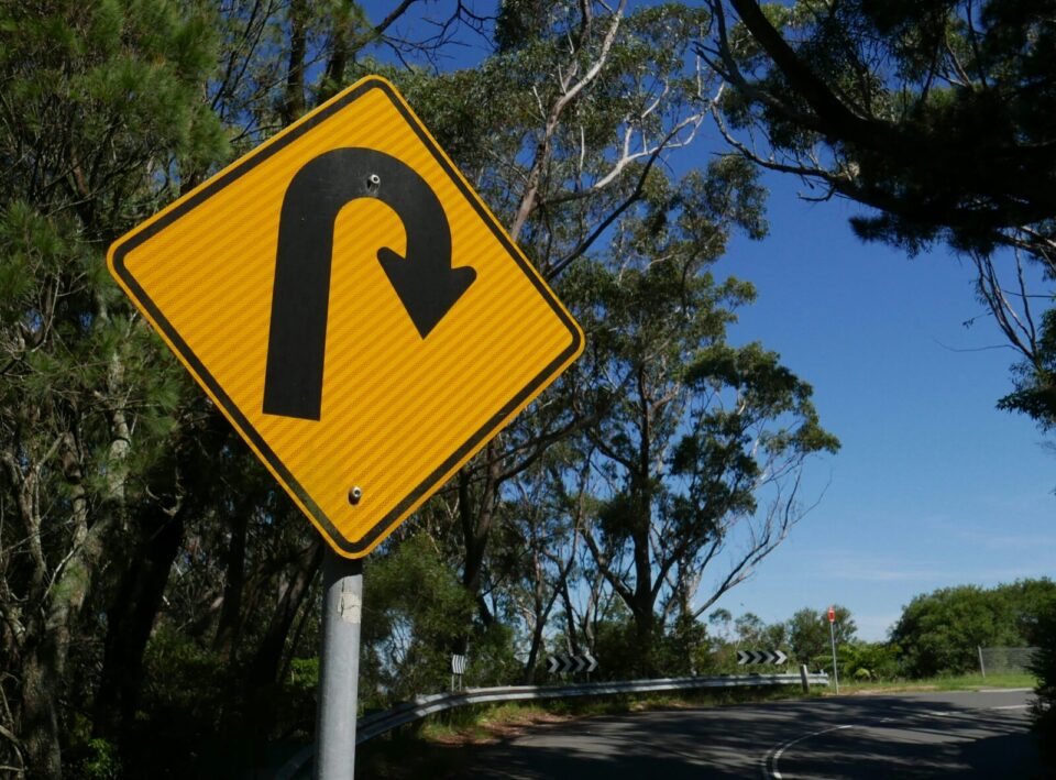 U-Turn Schild gelb schwarz