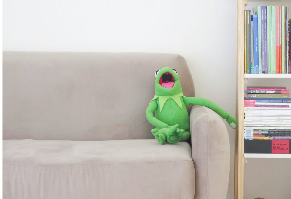 Kermit der Frosch Plüschfigur sitz auf Sofa