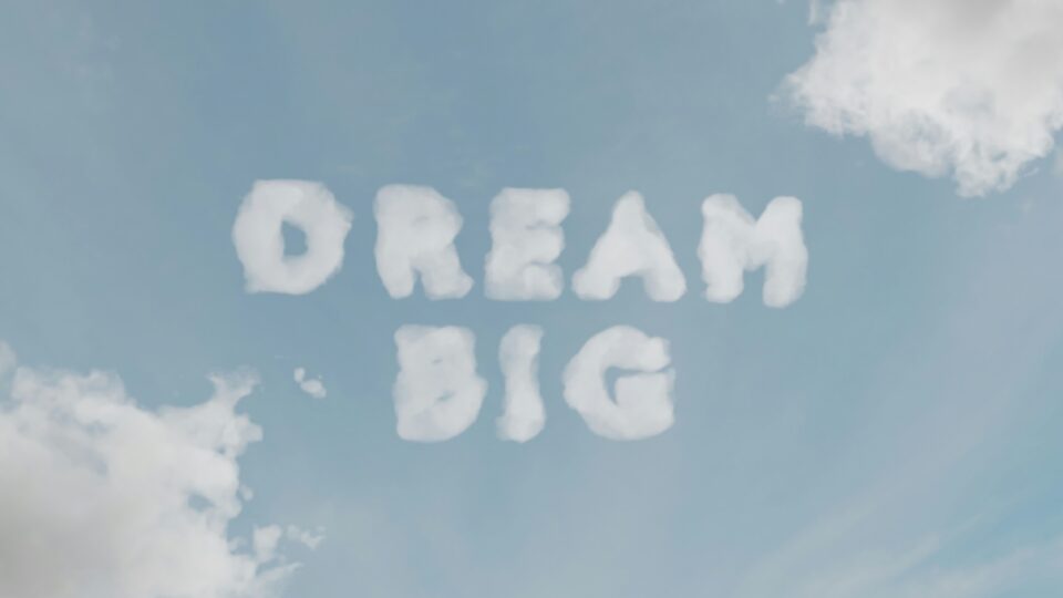 Dream Big als Wolkenworte im Himmel